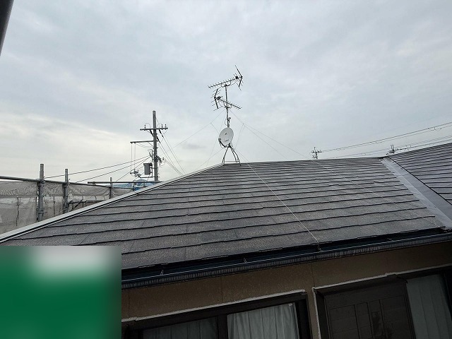 高圧洗浄を終えて黒ずみが落ちたスレート屋根