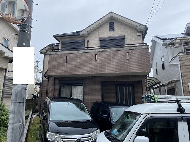 築14年、うすい茶色のブリック調サイディング外壁の施工前全景
