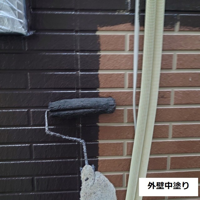 もとのうすい茶色の上に濃い茶色の中塗りを重ねている境目