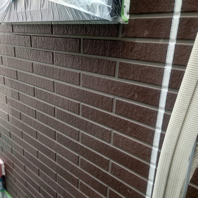打ち替え後の外壁面と目地のライン