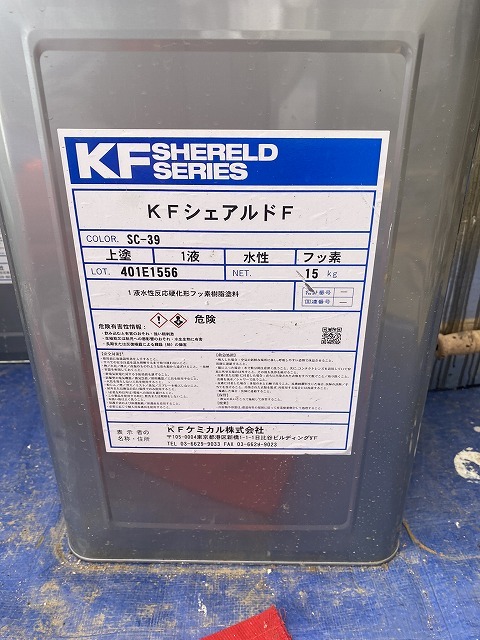 外壁の主剤に使用した1液水性フッ素塗料の缶とラベル