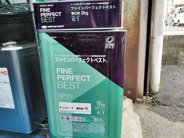 屋根の主剤に使用した塗料の缶とチョコレート色の表示