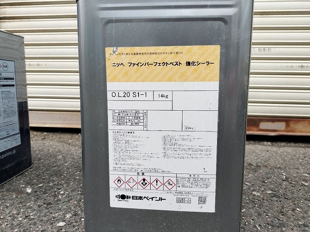 屋根の下塗りに使用した強化シーラーの缶