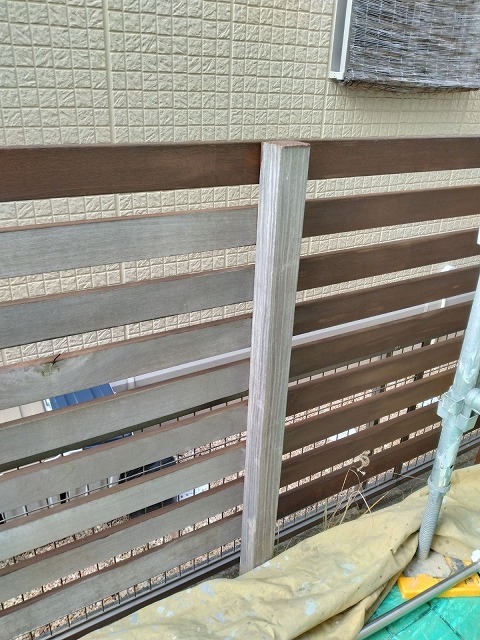 木製の目隠しフェンスを木部専用の浸透形塗料で塗り替えているところ