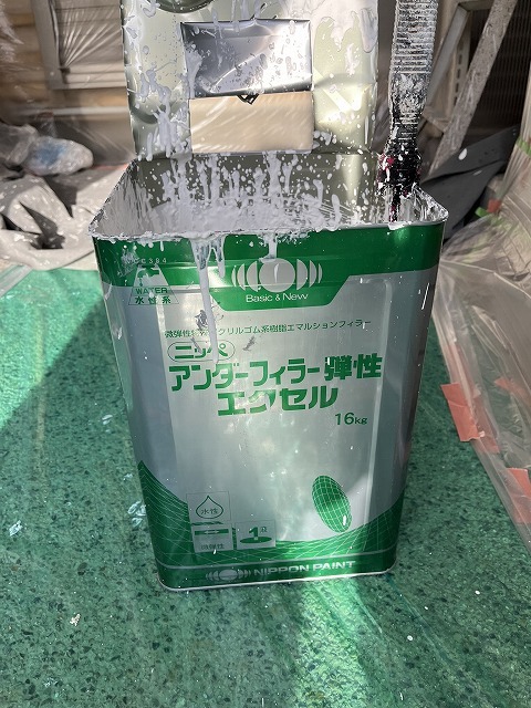 下地調整に使用したアンダーフィラー弾性エクセルの缶 下地調整に使用したアンダーフィラー弾性エクセルの缶