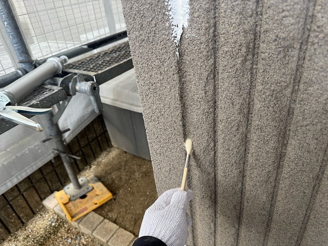 シーリング補修前に継ぎ目へプライマーを塗布する作業 シーリング補修前に継ぎ目へプライマーを塗布する作業