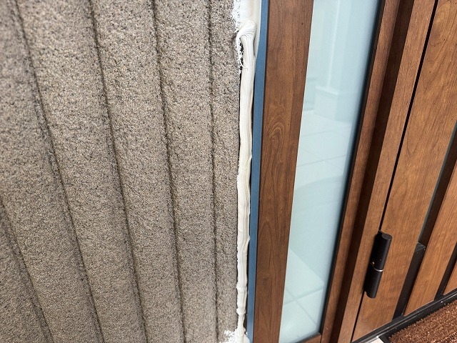 専用のガンで継ぎ目に新しいシーリング材を充填する作業 専用のガンで継ぎ目に新しいシーリング材を充填する作業