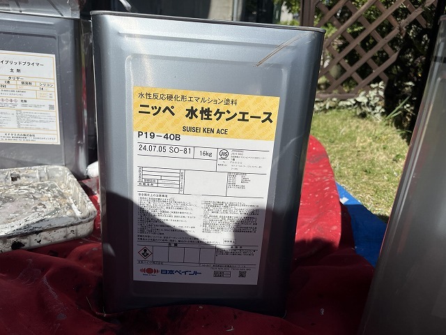 軒天の塗装に使用したつや消しタイプの塗料の缶