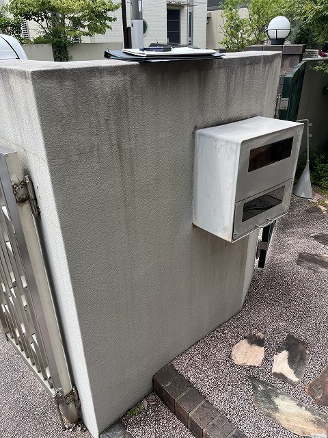 塗装前の外構の塀　雨だれによる黒ずみ