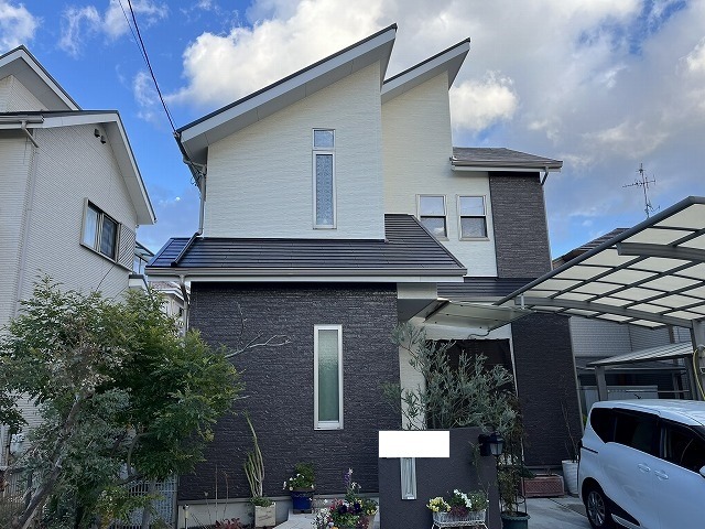 塗装が完了した住宅外観。濃茶とベージュのツートン外壁と塗り替えたスレート屋根