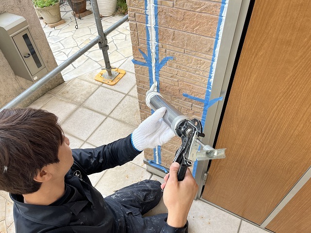 職人が専用のガンでシーリング材を充填している様子