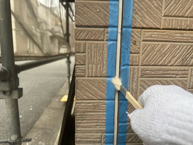 目地の内側にプライマーを塗布する東大阪市の現場の様子