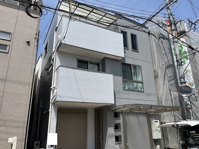 東大阪市加納 難付着サイディング外壁と瓦棒屋根の塗装完了後の全景
