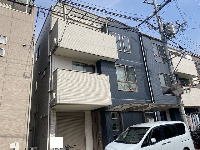 東大阪市加納 築13年 難付着サイディング外壁の施工前の状態（全景）