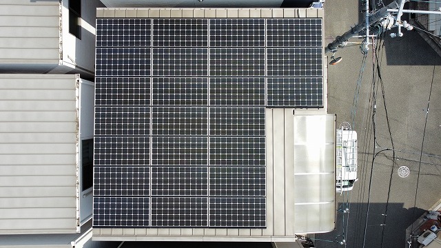 ドローンで確認した瓦棒屋根と太陽光パネルの設置状況