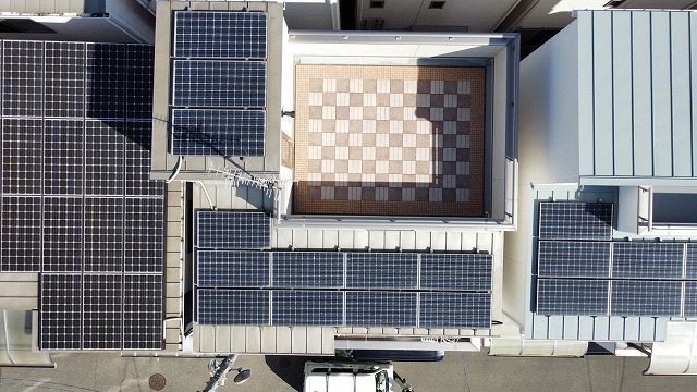 ドローンで撮影した瓦棒屋根の全景 太陽光パネルが載った金属屋根