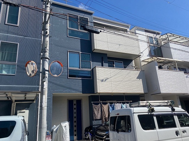 東大阪市加納 築13年サイディング外壁と金属瓦棒屋根の施工前全景