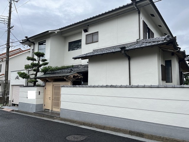 東大阪市北石切町 ひび割れ補修と塗装を終えたモルタル外壁の全景