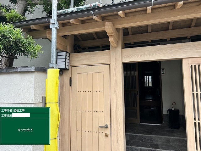 木製門扉をキシラデコールひのき色で塗装した仕上がり