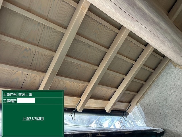 下屋の木部をキシラデコールで塗装し木目を活かして仕上げた様子