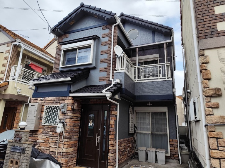 東大阪市日下町 外壁塗装と屋根塗装を終えた住宅の全景