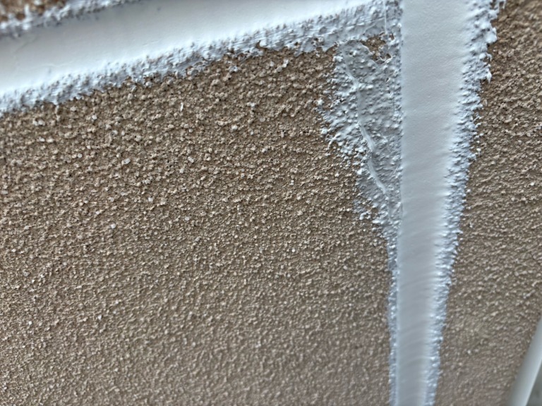 ひび割れにシーリング材を充填して止水する作業