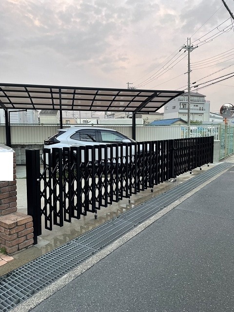 東大阪市新庄 LIXILアルシャインII H型Aタイプに交換した伸縮門扉の完成後 黒で引き締まった外構