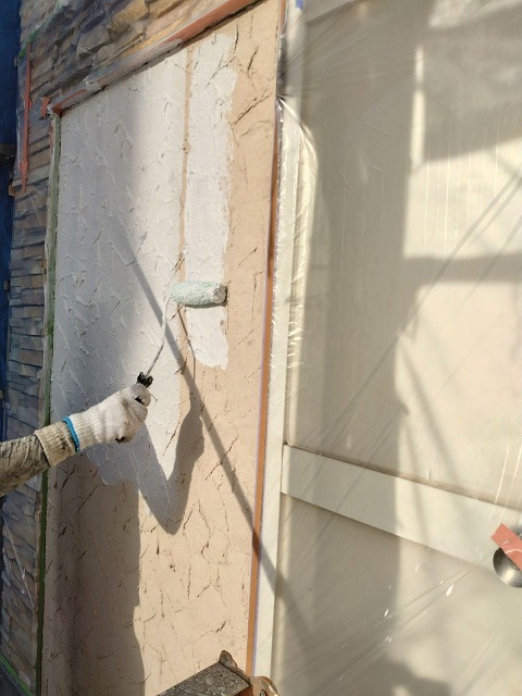 ローラーで下塗りフィラーを塗布する様子