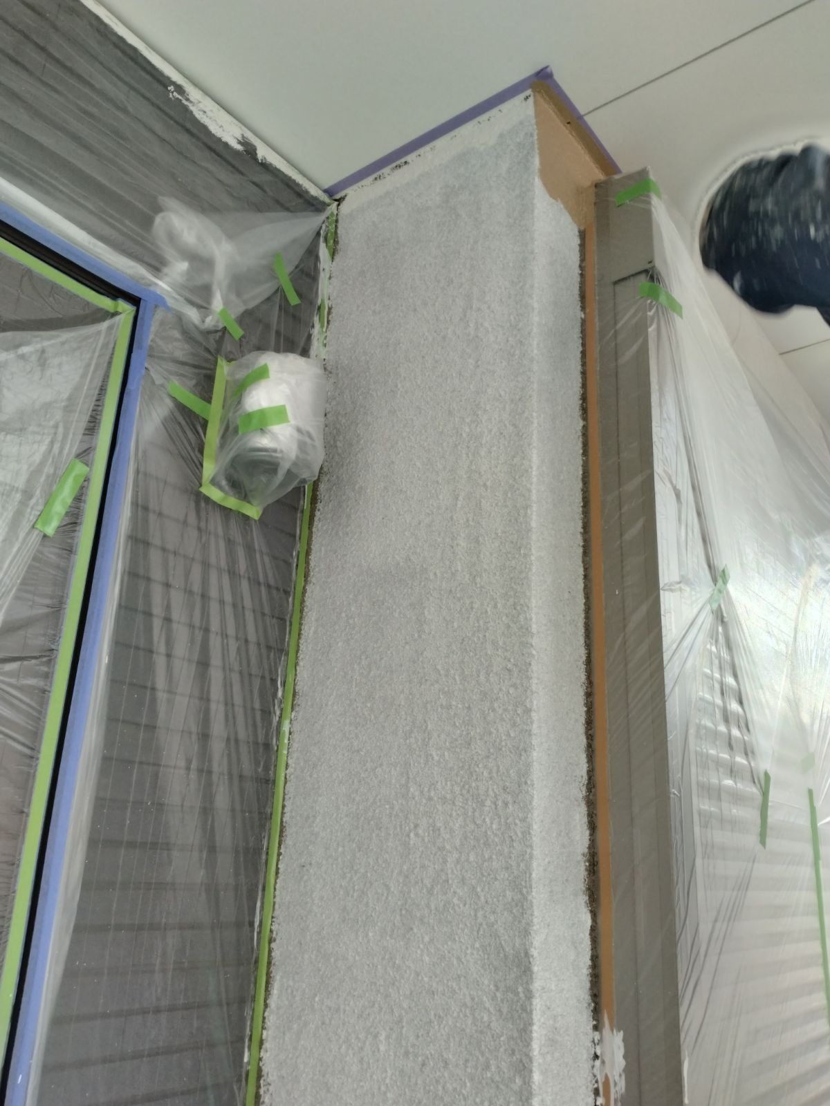凹凸に塗料を押し込むフィラー塗り込み作業