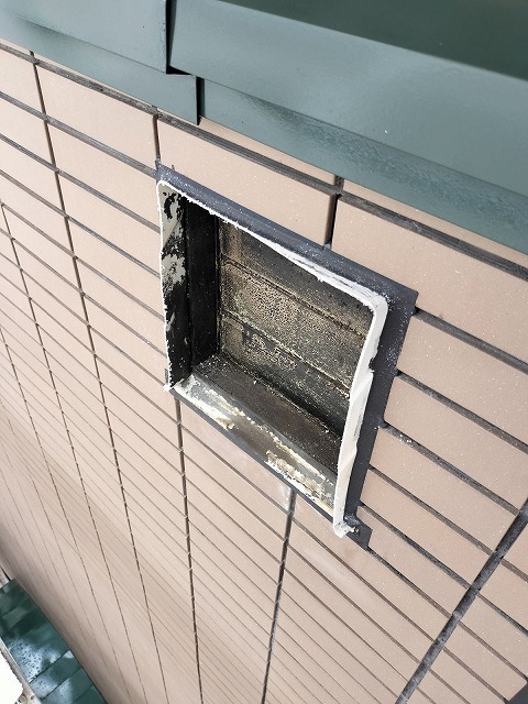 割れた換気フードを切り落とした開口部