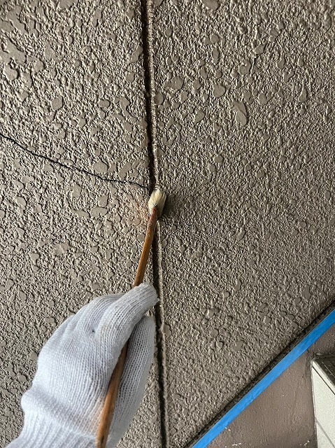 外壁目地部へプライマーを塗布する作業