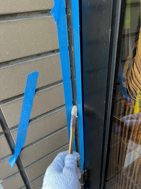 シーリングの下地にプライマーを塗布する作業
