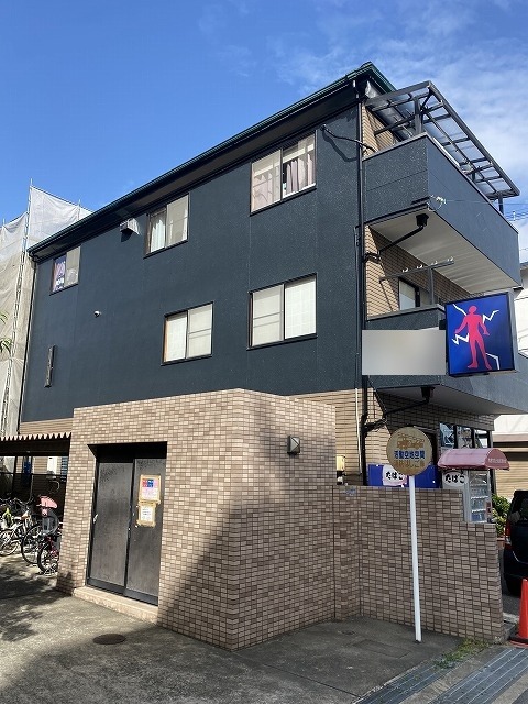 東大阪市吉田本町の整体院 フッ素塗料で塗り替えた施工後の外壁全景