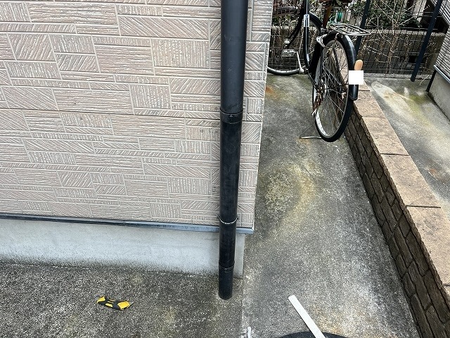 新しい竪樋を差し込んで金具で固定し直した部分交換後の仕上がり