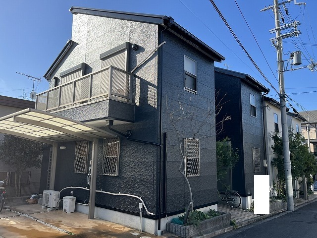 東大阪市豊浦 濃グレーと薄ベージュのツートンに塗り替えた施工後全景