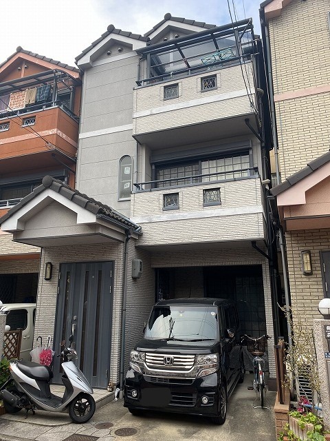 東大阪市吉田 築18年3階建て 外壁塗装前の建物全景