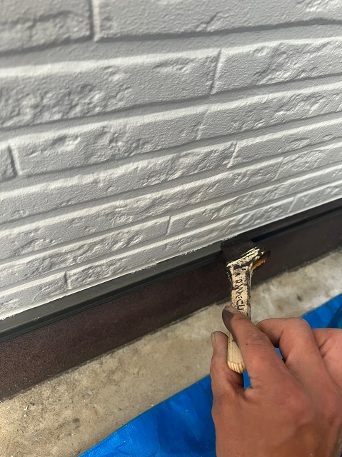 水切り・付帯部の塗装作業