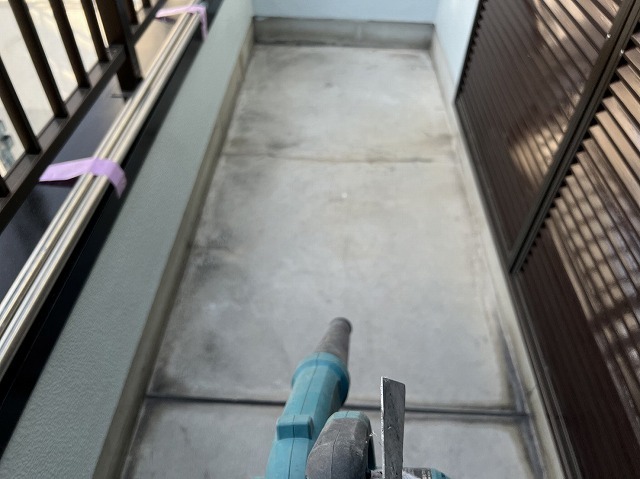 東大阪市吉田本町 ひび割れが発生したベランダ床の施工前
