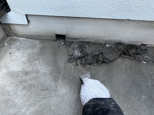 防水工事の最初に行うベランダ床の清掃作業