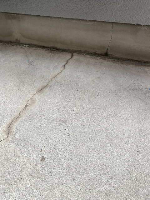 ベランダのコンクリート床に発生していたひび割れ