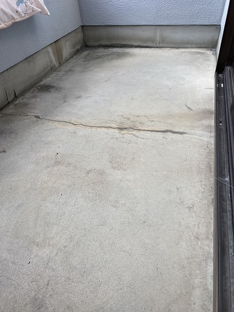 3箇所あるベランダのいずれにも見られた同じひび割れ症状