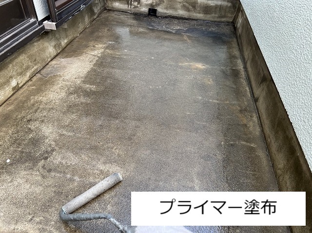 自着シートの密着を高めるためのプライマー塗布