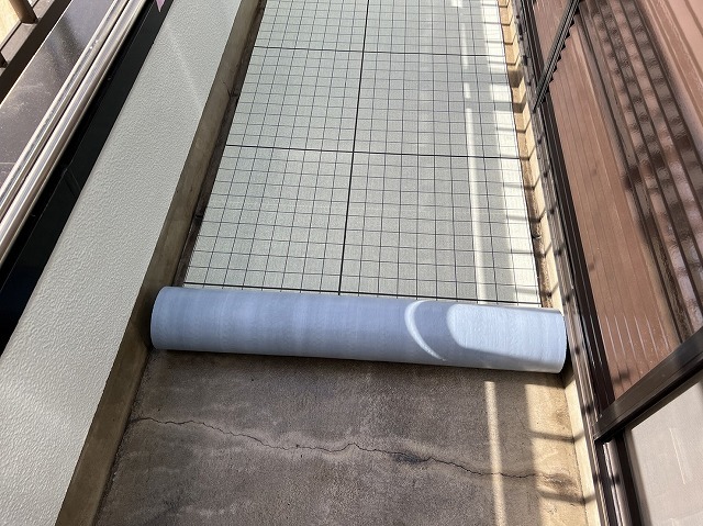 通気緩衝シート(自着シート)を端から貼り進める作業