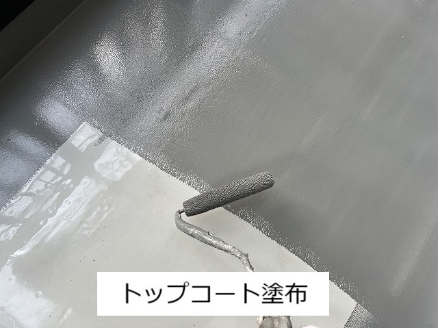ウレタン防水層を保護するトップコートの塗布