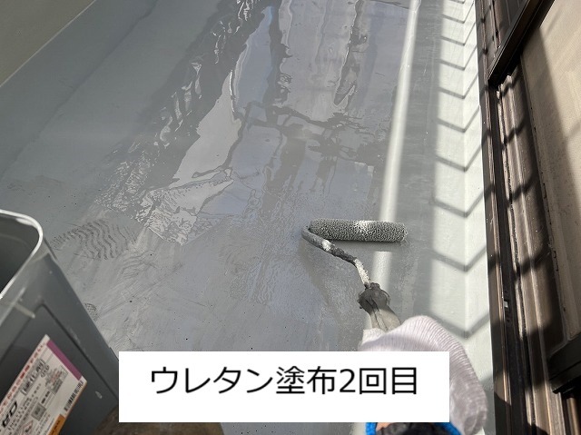 防水層の厚みを確保するウレタン2回目の塗布