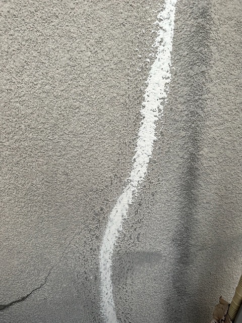 ヘラで押さえて仕上げたひび割れ補修