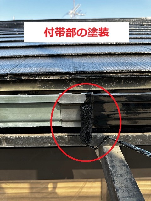 小さめのローラーで付帯部を塗装