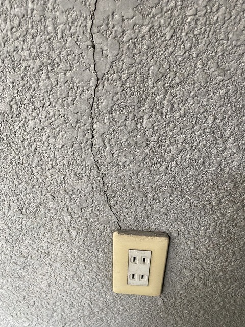 モルタル外壁に確認できたひび割れ（クラック）