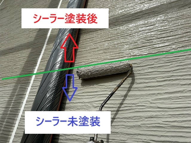 ローラーで水性シリコン浸透シーラーを外壁に塗布する下塗り工程