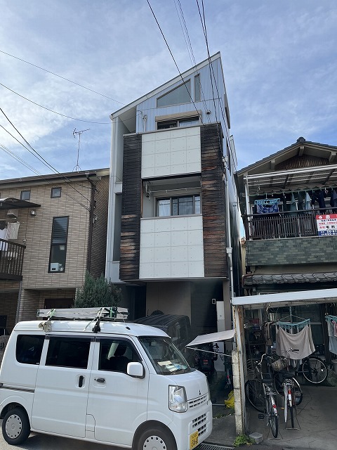 東大阪市善根寺町 築20年3階建て住宅の施工前の全景